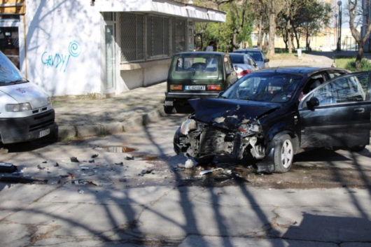 Два автомобила сеударихана кръстовище в благоевградския квартал “Запад”, като няма