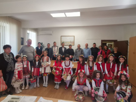 Прекрасни лазарки посрещна ръководството на община Петрич. Деца от ДГ