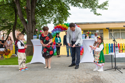 Обновеното дворно място на ДГ „Снежанка“ вече радва деца, учители