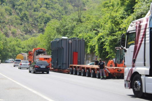 Близо 250 тонен трансформатор превозван като извънгабаритен товар в посока