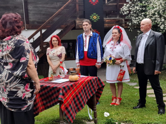 Традициите са живи! Красиви младоженци сключиха брак в уникалния, цветен
