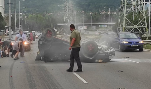 Катастрофа на столичния булевард България - шофьор блъска друг автомобил,