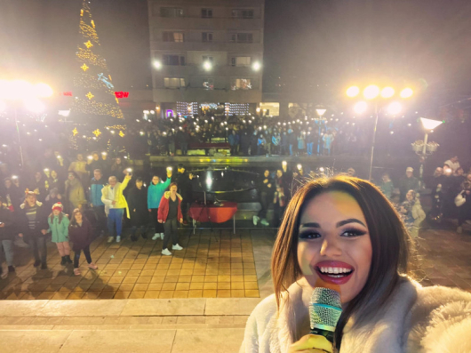 Стотици санданчани излязоха на площада снощи, за да посрещнат новата