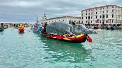 С пищно шоу беше открит карнавалът във Венеция. Голяма плаваща
