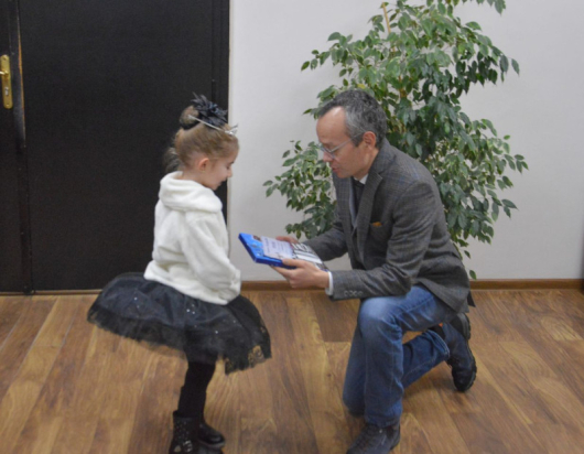 Община Благоевград днес посрещна малката балерина Сесил, която връчи покани