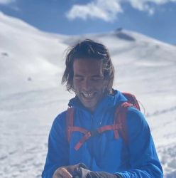36-годишният Константинос Момцис е затрупаният гръцки скиор, който загуби живота
