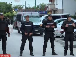 Пловдивски полицай прекара цяла вечер барикадиран у дома си, след