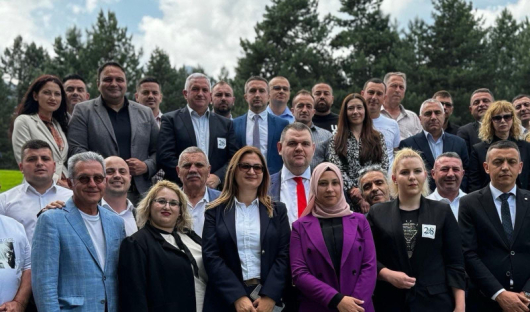Областния председател Ведат Хюсеин заедно с кметовете на всички общини Белица Радослав