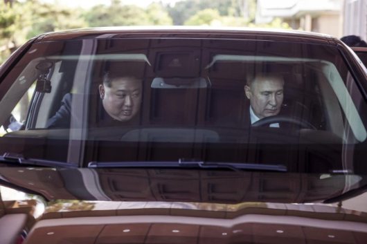 Руският президентВладимир Путинвзе севернокорейския лидерКим Чен унна разходка с лимузина