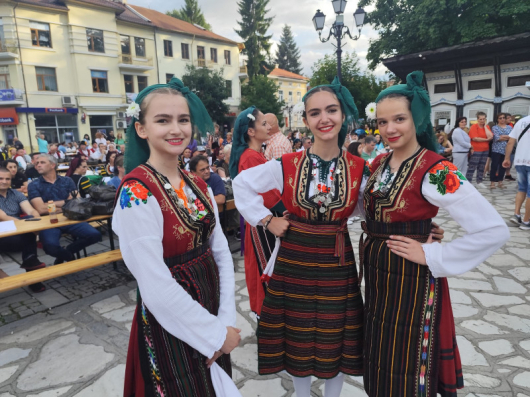 Разлог посрещна танцуваща България От всички фолклорни области танцьори прегърнаха