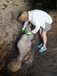 Мраморната скулптура която археолозите започнаха да разкриват вчера в Cloaca