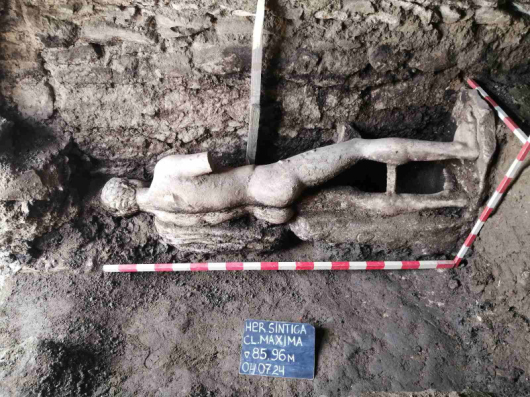 Новооткритата в Хераклея Синтика край петричкото село Рупите мраморна статуя