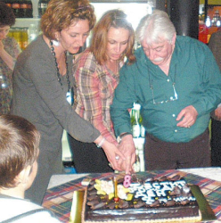В. Кенов, Д. Златкова и съдия Миленкова разрязват тортата за рождения ден