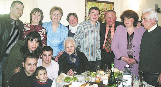Баба Надка Бакалова /на преден план седнала/ заедно с децата, внуците и правнуците на 95-ия рожден ден