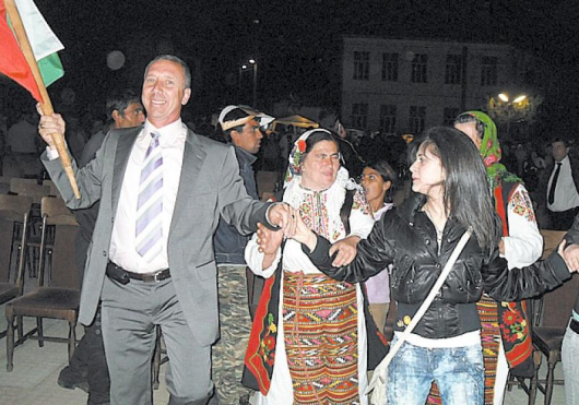 В края на фестивала кметът Башев развя знамето и поведе хорото