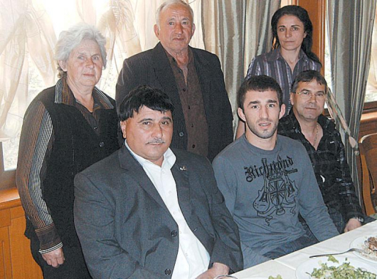 Баба Йорданка, дядо Кирчо и майката Калинка /прави, отляво надясно/, Венци Полизоев, Кирчо Терзиев и Людмил Кандиларов /седнали, отляво надясно/