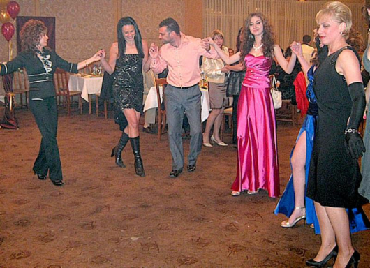 Гостите на купона показаха, че могат да танцуват както хора, така и блусове и съвременна дискотечна музика