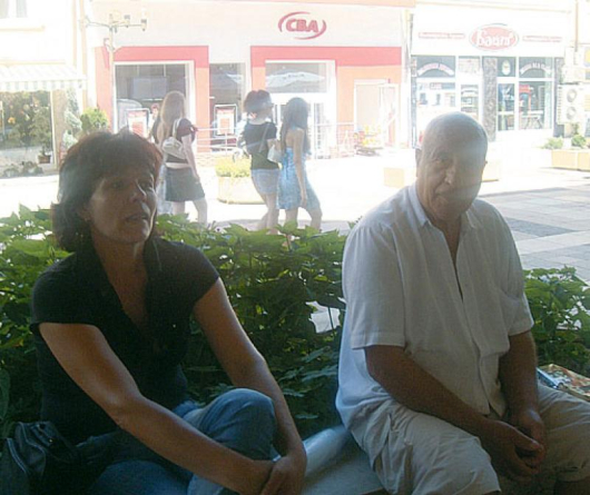 Весела Скринска на сянка пред ГУМ разказа заедно с колеги търговци какъв бизнес въртят от невърнато ресто касиерките в магазин “СВА”