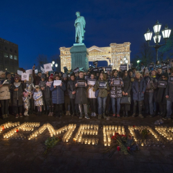 Московчани изписаха със свещи Кемерово пред паметника на Пушкин. Сн.: БТА