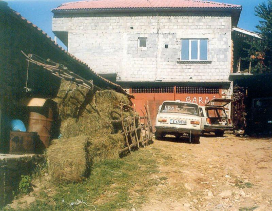Заради балите със слама и колите му С. Бостанджиев не може да ползва гаража си