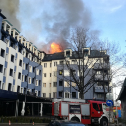 Пламъците са обхванали последния етаж на сградата. Сн.: Стоян Гогов, Dir.Bg
