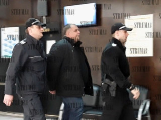 Първо в Struma. com! Полиция щурмува къщата на известния благоевградски сводник Мартин Филипов-Дебелия